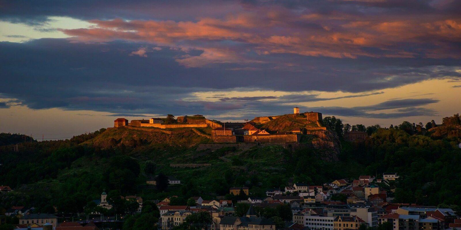 Fredriksten Festning i Halden i solnedgang med rosa/lilla himmel