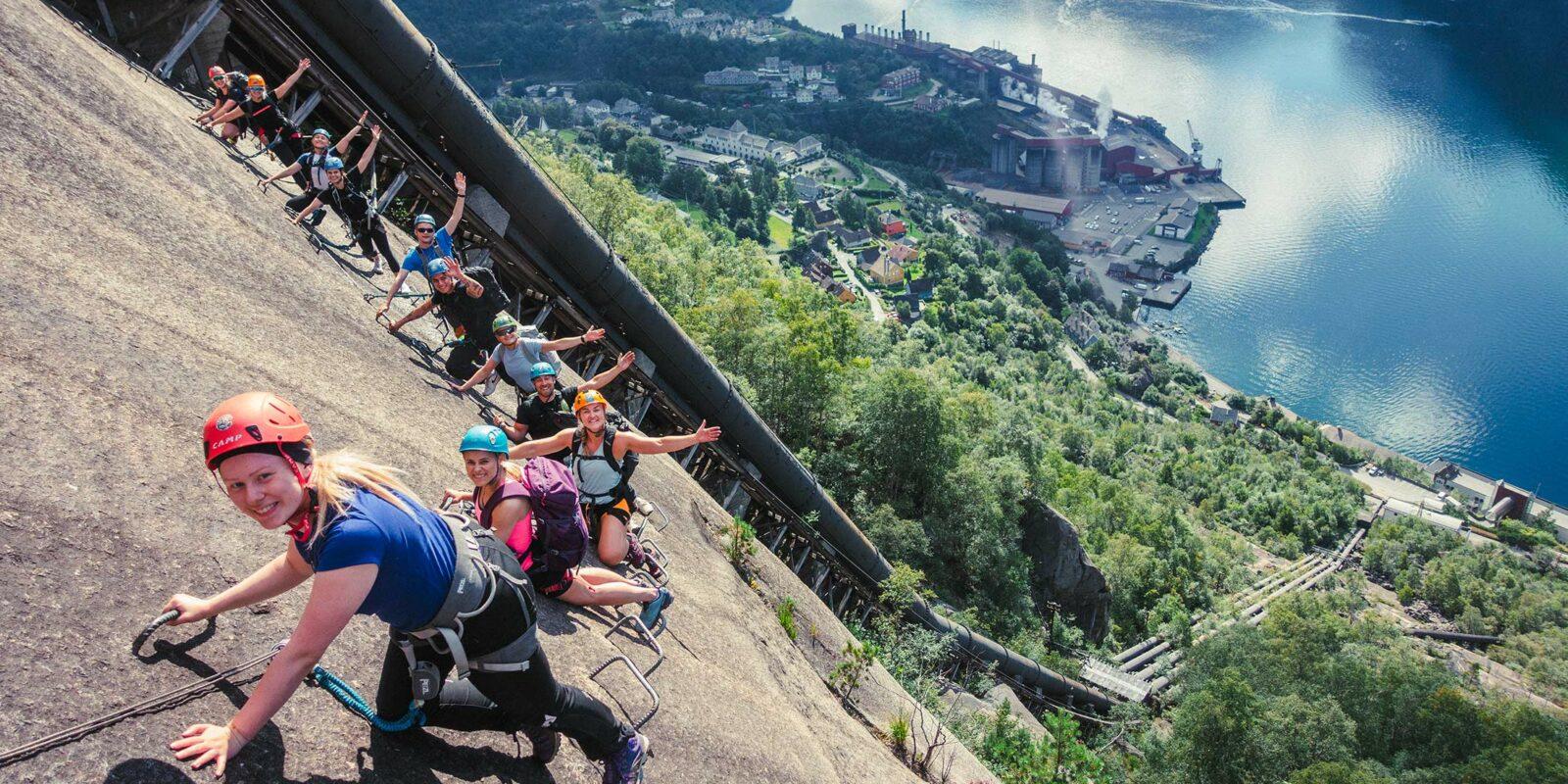 Via ferrata med trolltunga active i Hardangerfjorden