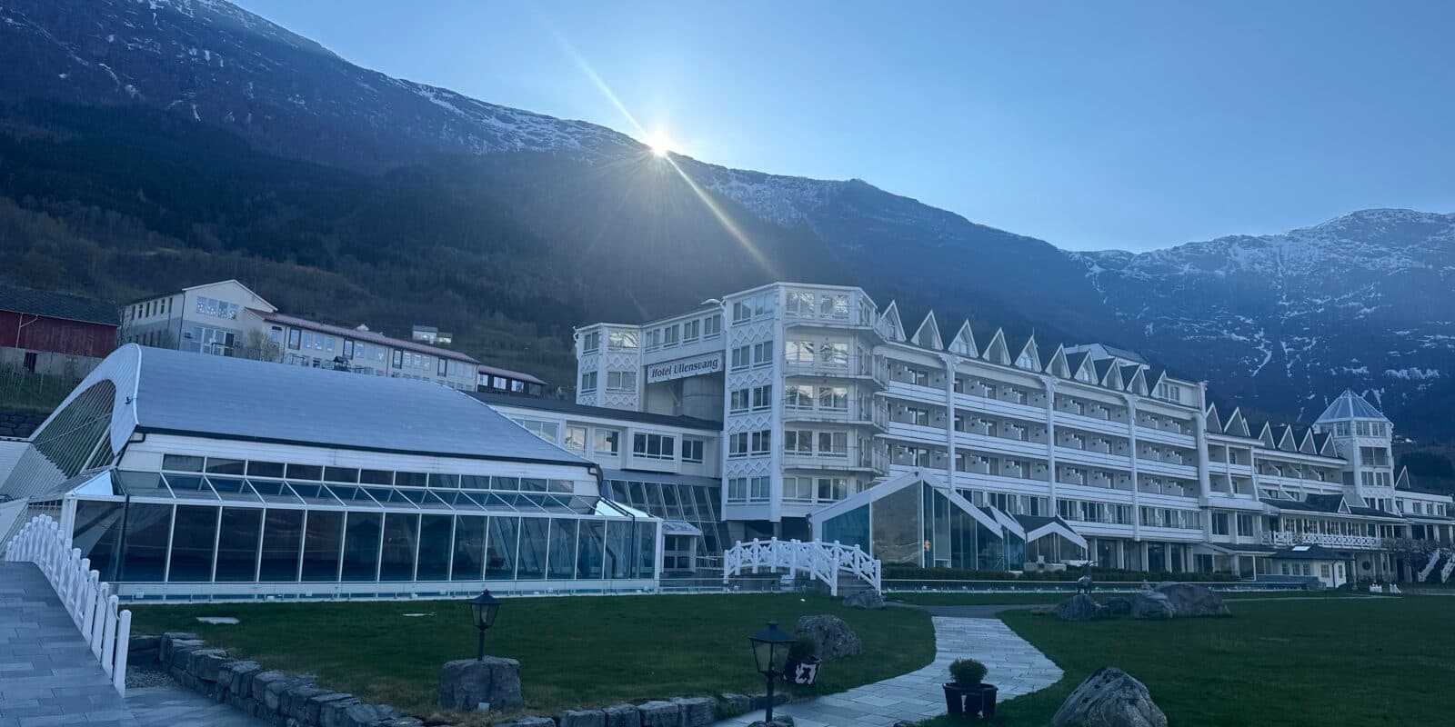 Hotel Ullensvang i soloppgang