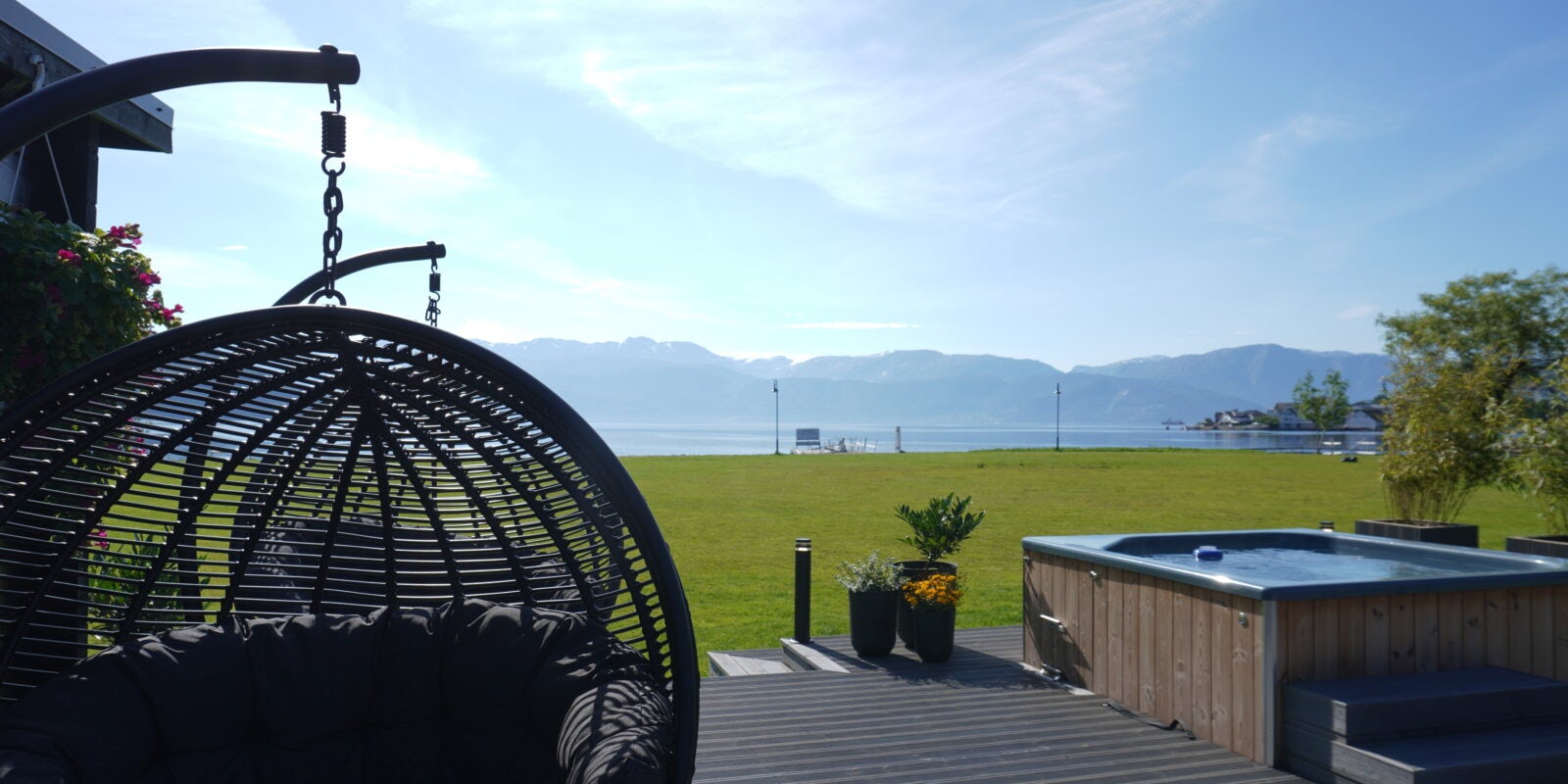 Jaccuzzi og utsikten fra Hardangerfjord Hotel i Øystese