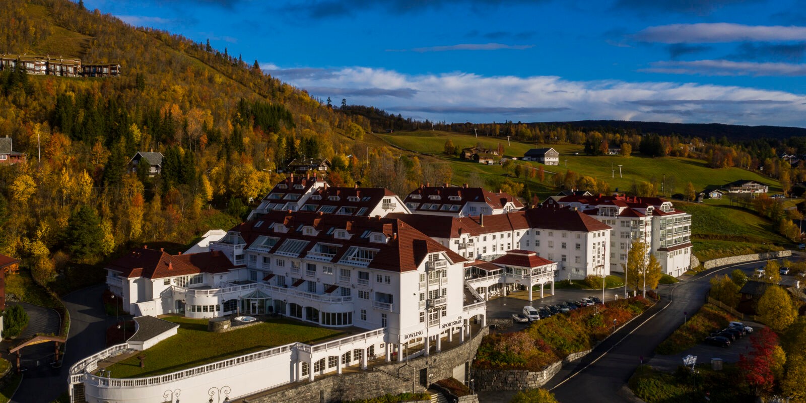 Dr. Holms Hotel høst fasade, Geilo