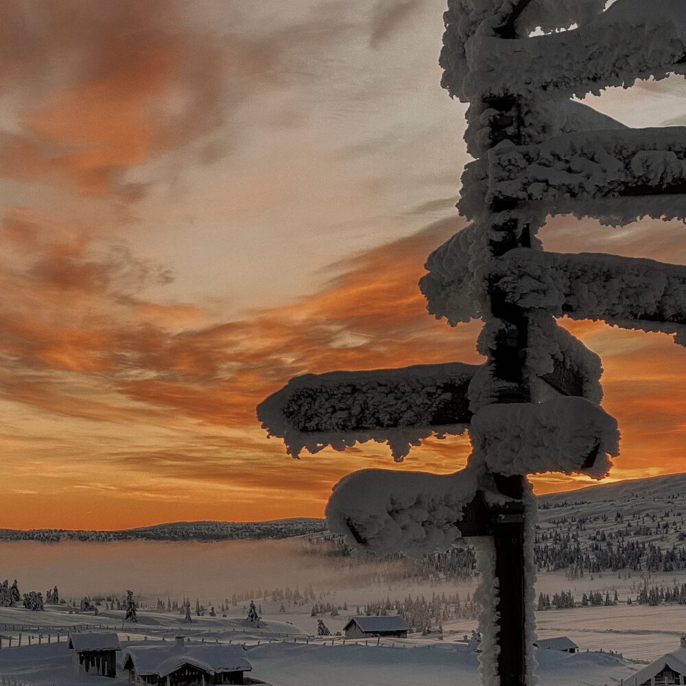 Røff vinter på Pellestova Hotell Hafjell. Bilde av nedsnødd skilt