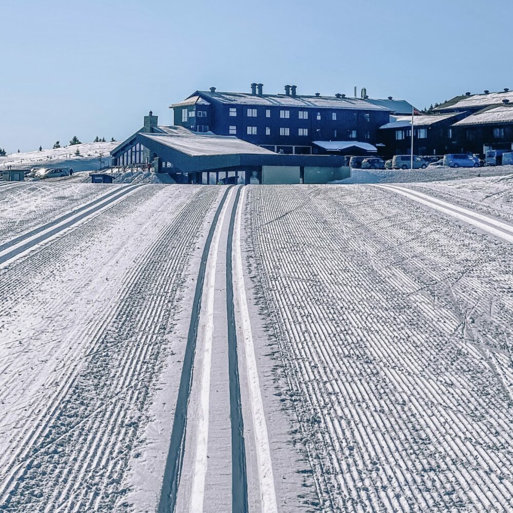 Skispor "trikkeskinner" med Pellestova Hotell Hafjell i bakgrunnen