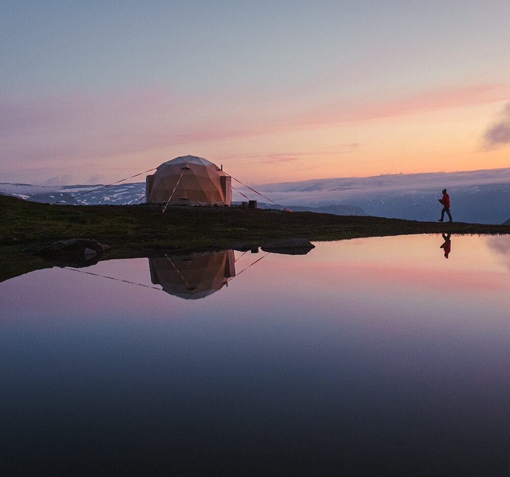 Sunset Sunrise tur til Trolltunga med Trolltunga Active i Hardangerfjorden