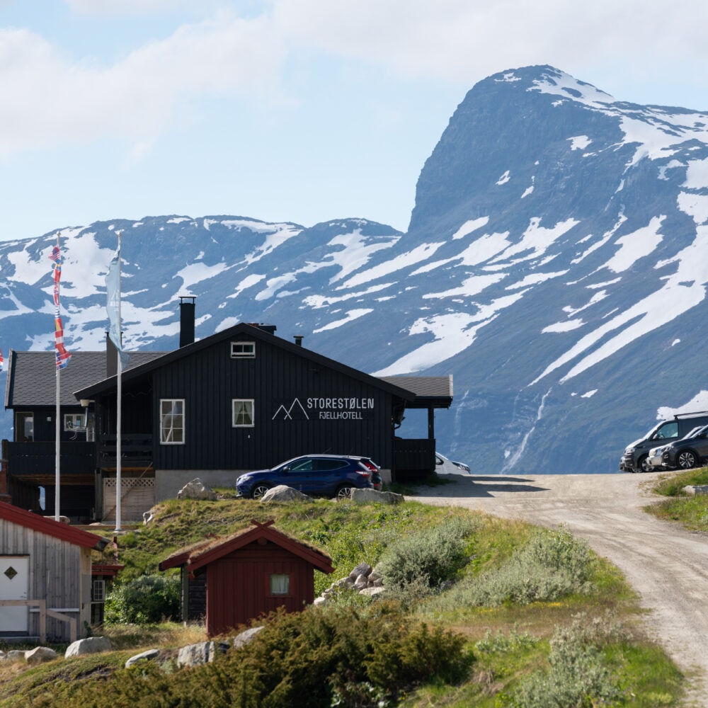 Utsikt til Storestølen Fjellhotell med fjell i bakgrunnen