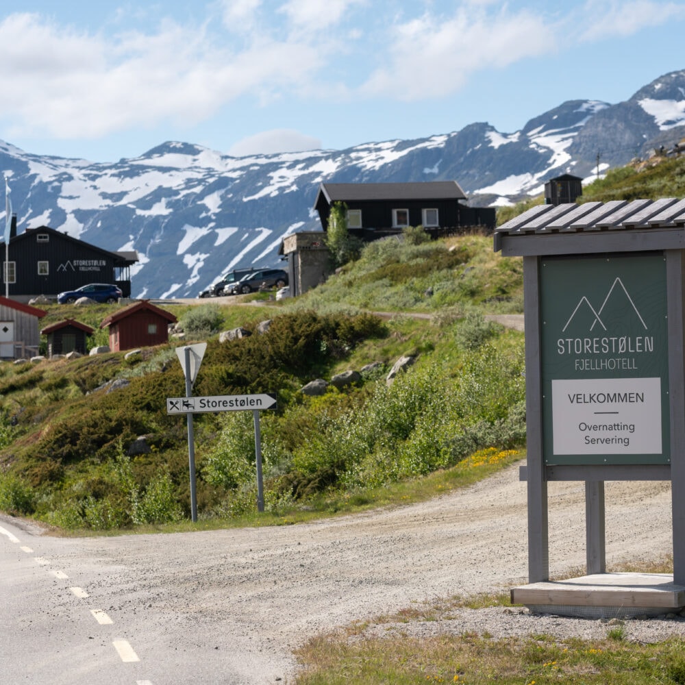 Skilt ved adkomsten til Storestølen Fjellhotell