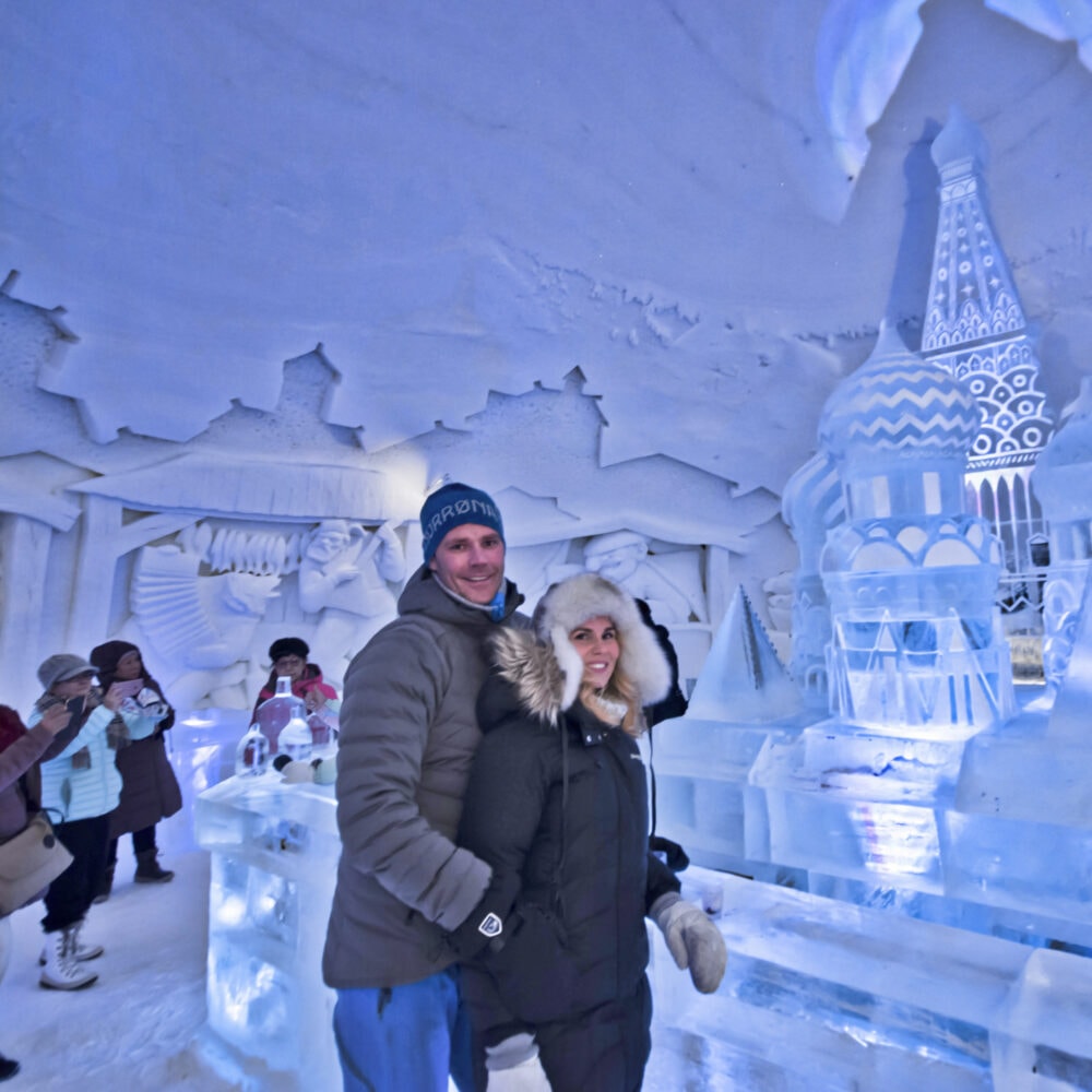 Iskultpturer og mennesker som ser på Snowhotel Kirkenes