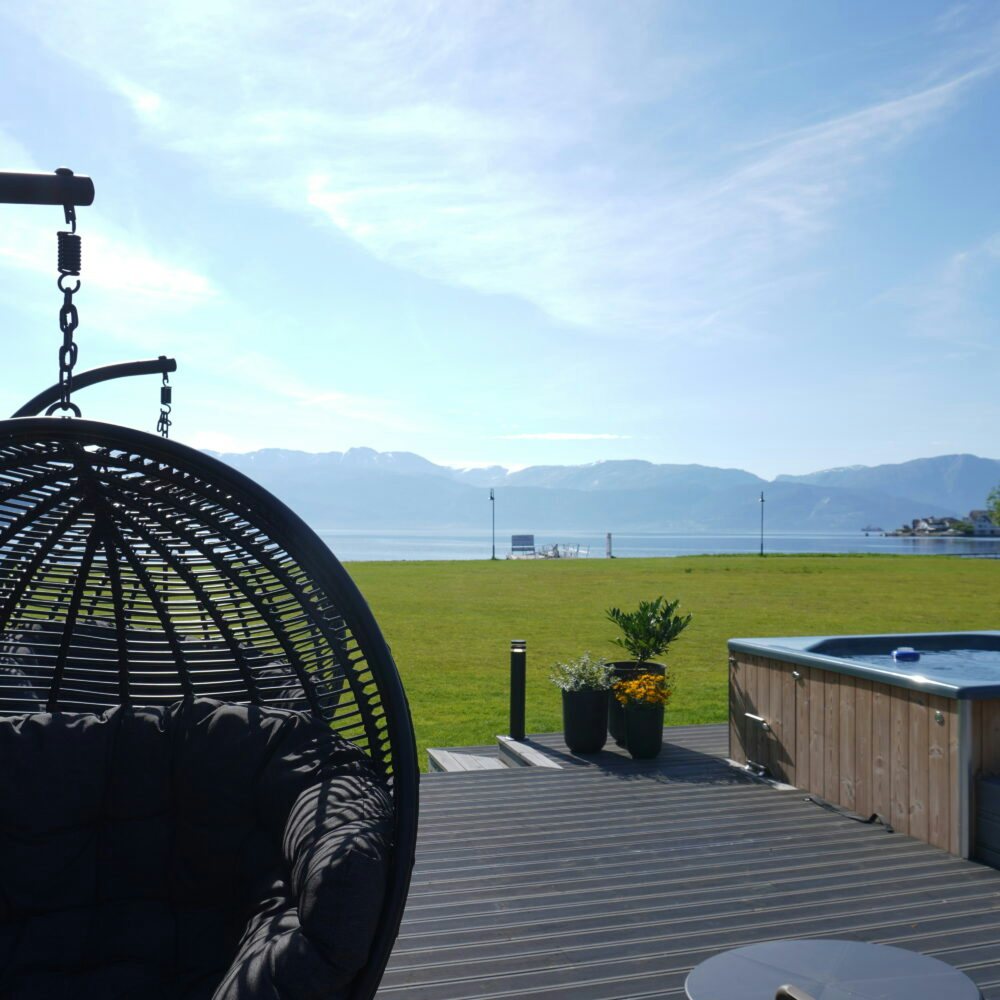 Jaccuzzi og utsikten fra Hardangerfjord Hotel i Øystese