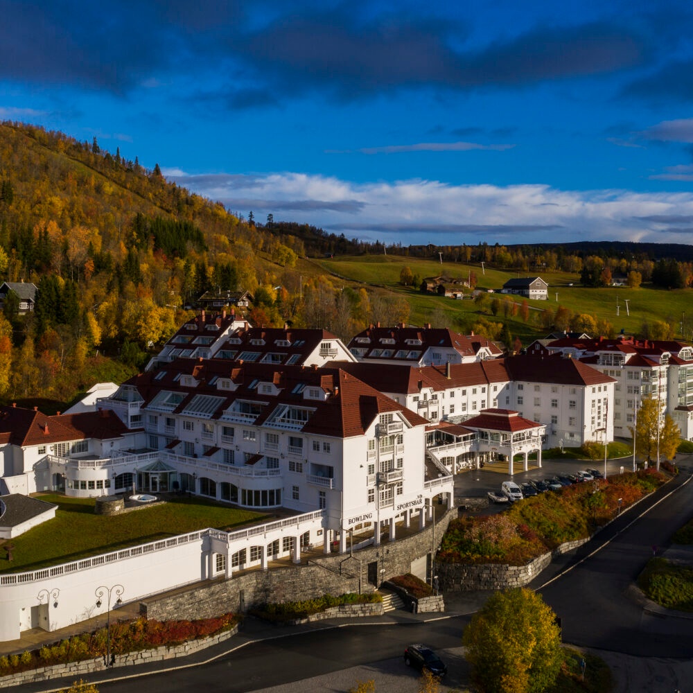 Dr. Holms Hotel høst fasade, Geilo