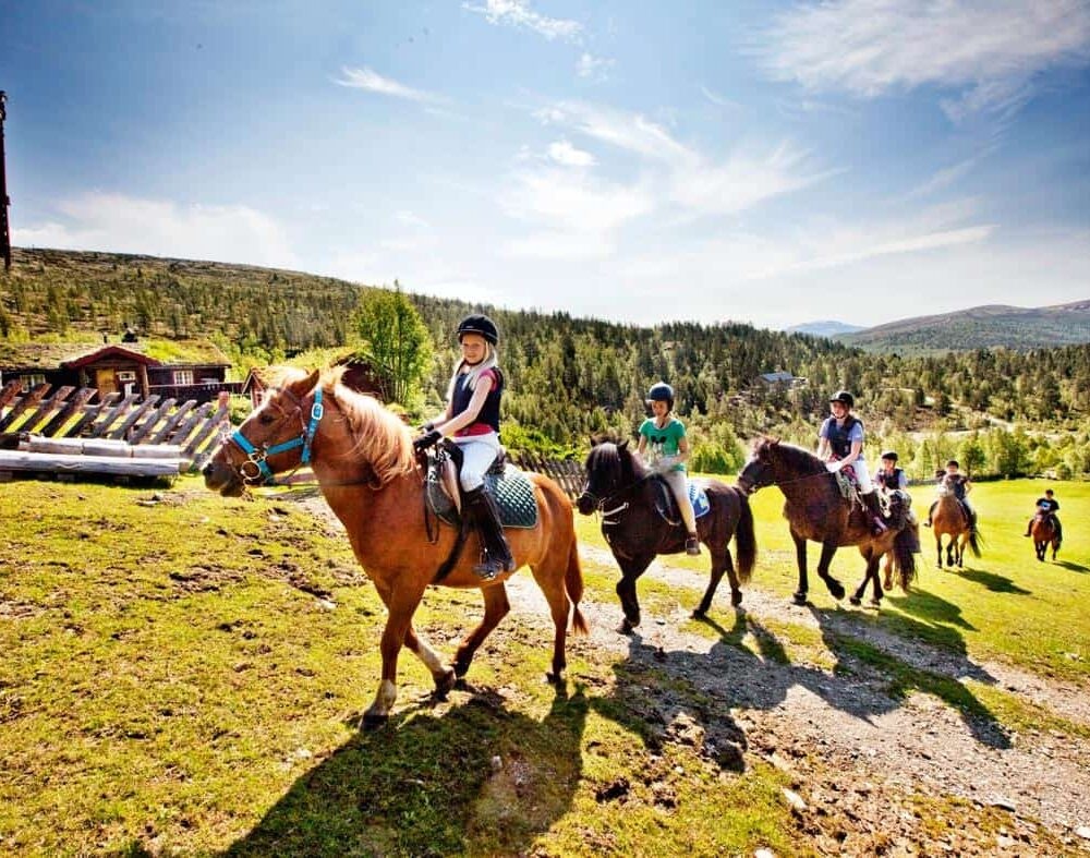 Sommerferie med barn på ponnier hos Savalen Fjellhotell og Spa