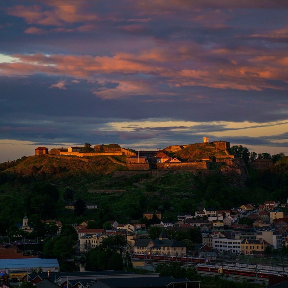 Fredriksten Festning i Halden i solnedgang med rosa/lilla himmel