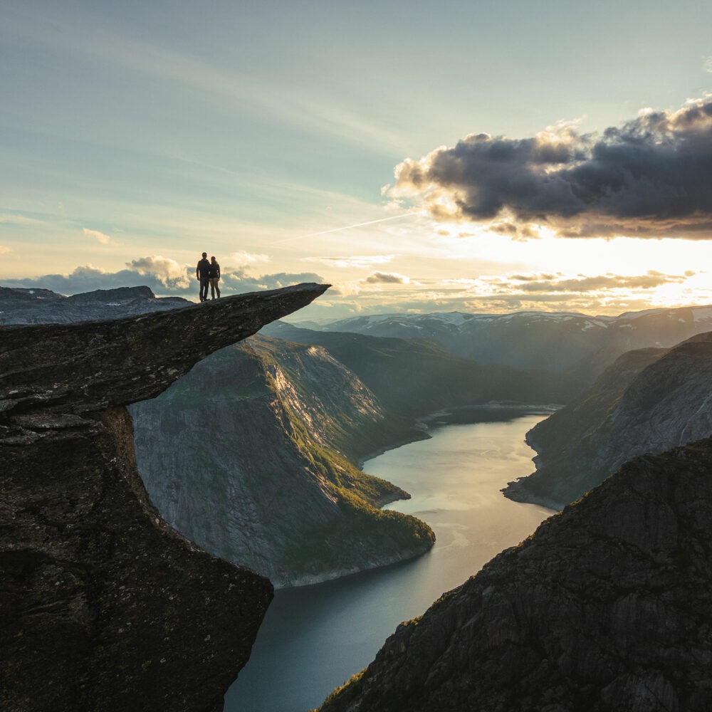 Sunset Sunrise tur til Trolltunga med Trolltunga Active i Hardangerfjorden