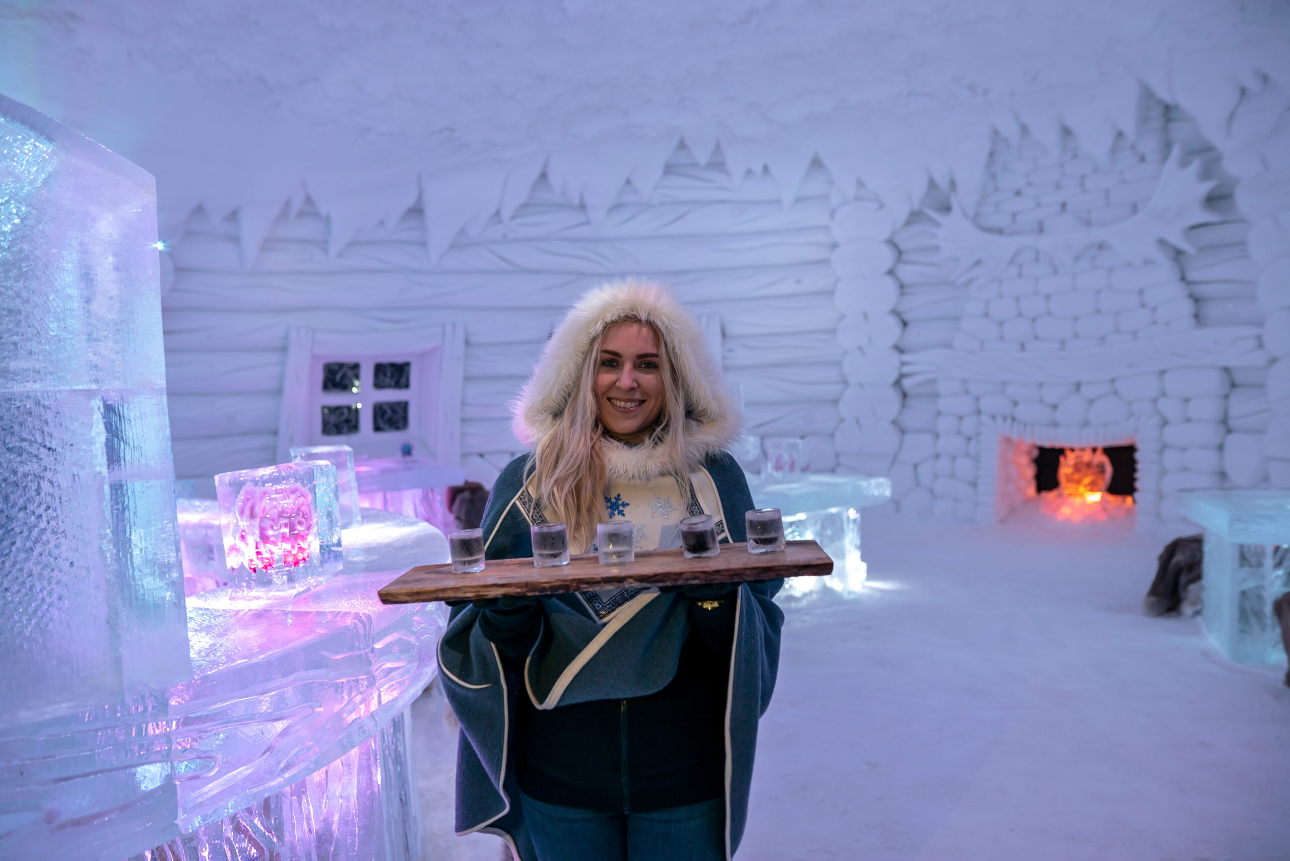 Dame inne hos Snowhotel Kirkenes