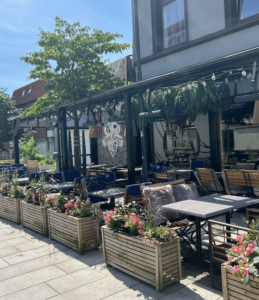 Bilde fra utsiden av The Royal Corner i Kristiansand en fin sommerdag.