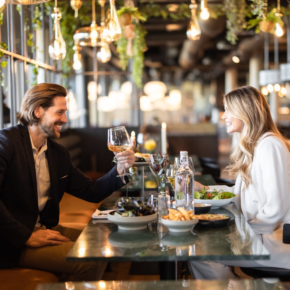 Bilde av et par som spiser brunch i restauranten på Lily Country Club, Kløfta