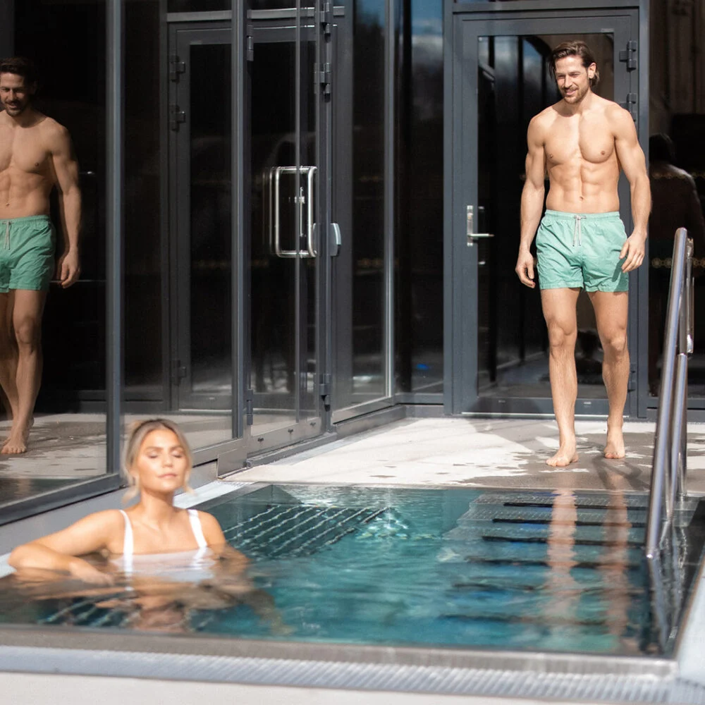 To gjester i den utendørs varmkulpen i spaavdelingen en solskinnsdag – Lily Country Club hos Tilbring i Akershus. Rabattkode Tilbring gir 10 % rabatt.