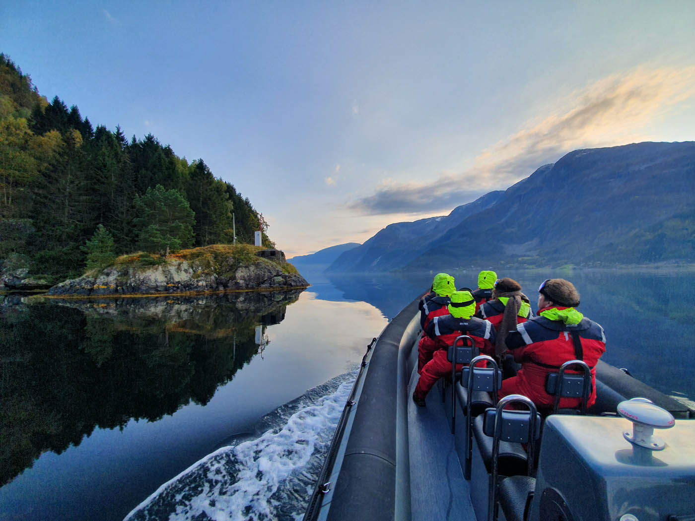 Trolltunga RIB fjordsafari i hardangerfjorden ved Odda og Hotel Ullensvang