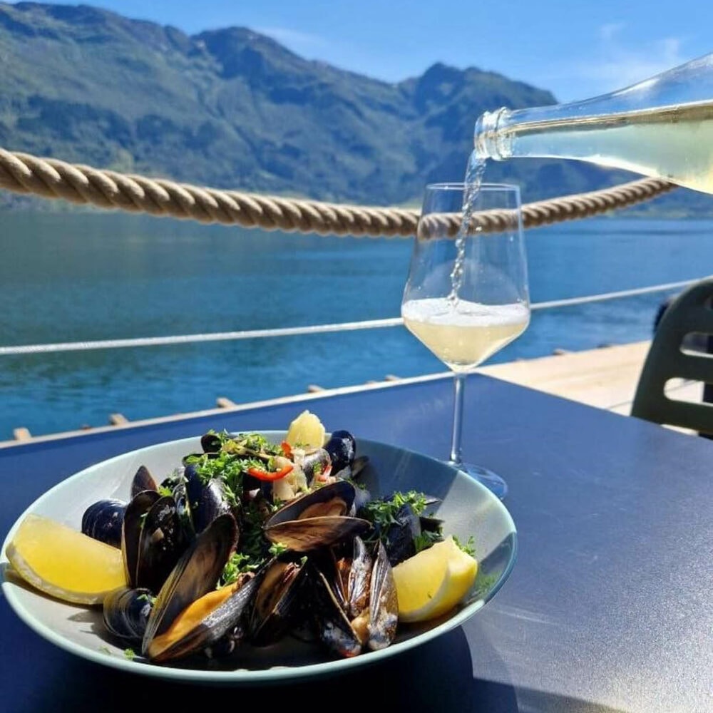 Trolltunga RIB fjordsafari i hardangerfjorden ved Odda og Hotel Ullensvang