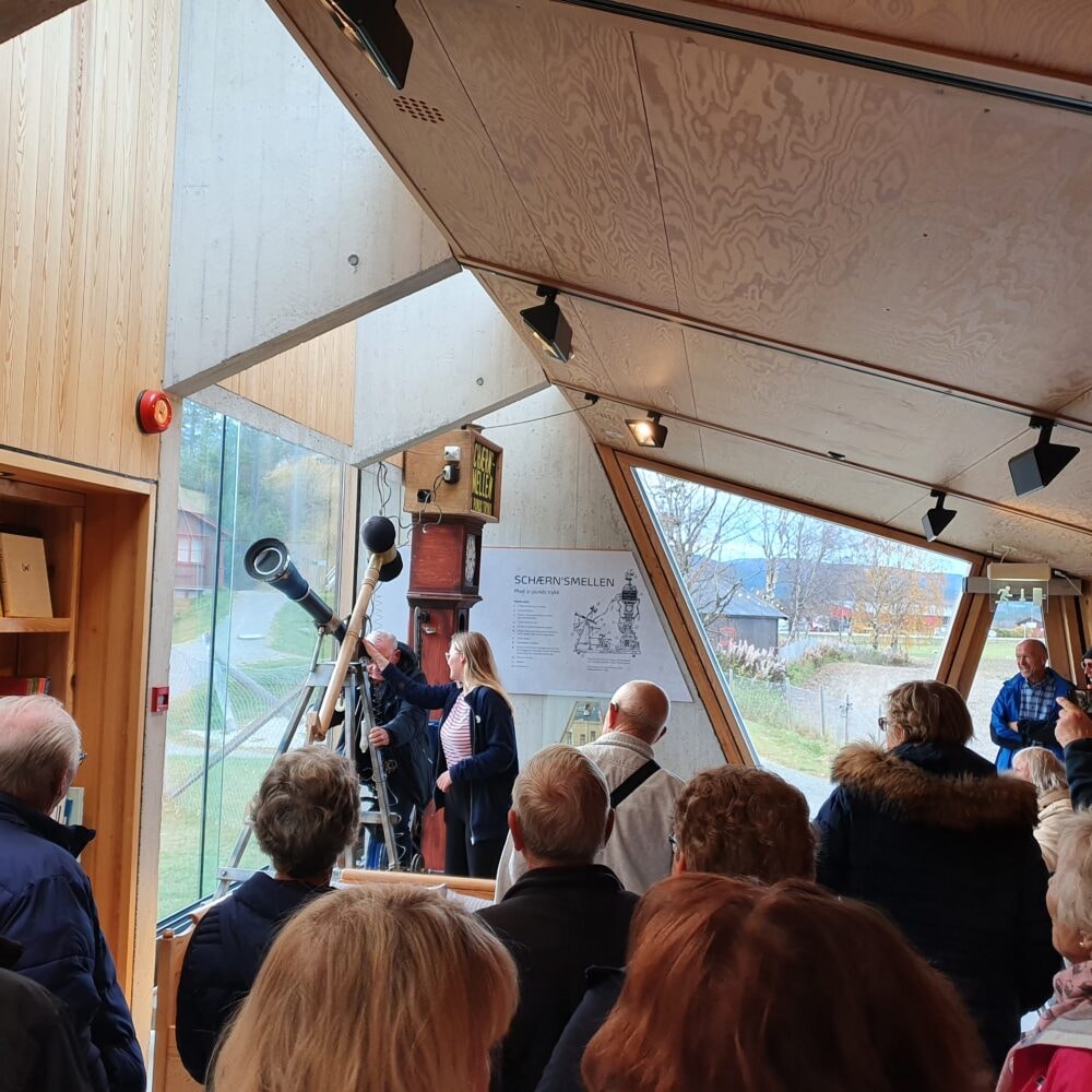 Gruppe på omvisning hos Huset Aukrust i Alvdal