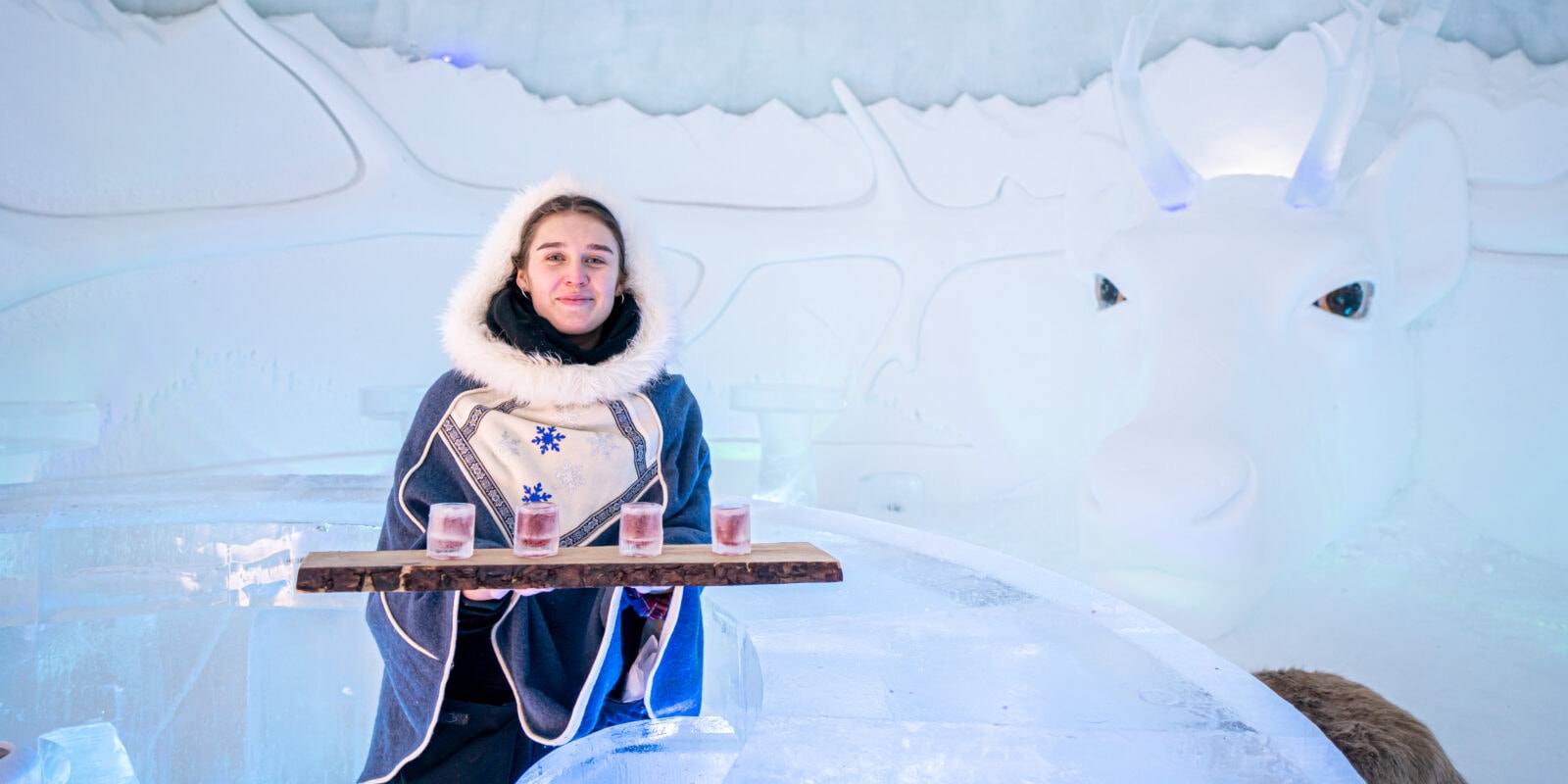 Dame inne hos Snowhotel Kirkenes