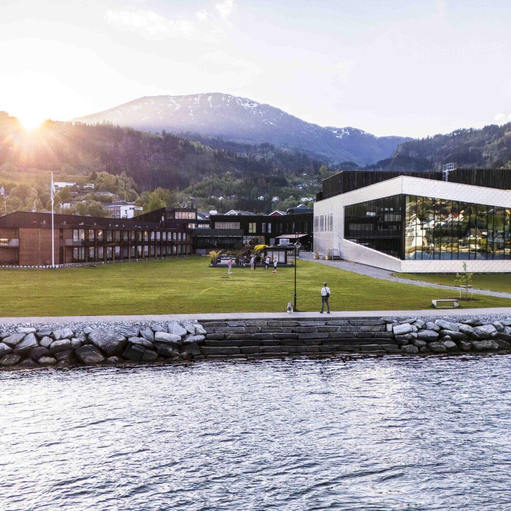 Hardangerfjord Hotel i Øystese Tilbring partner i Hardangerfjorden