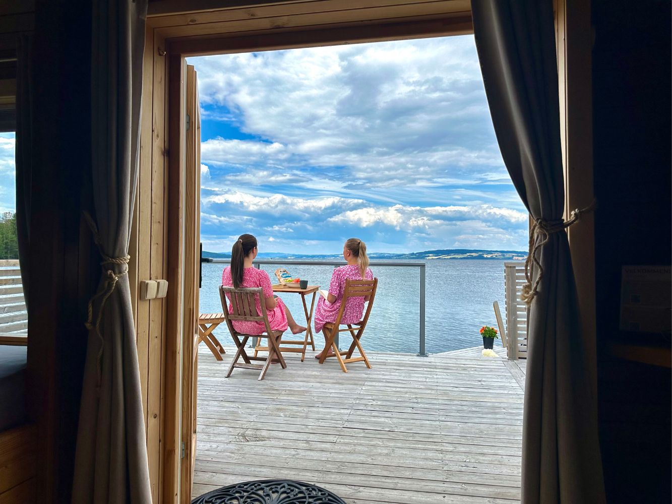 Panoramahyttene i Evjua del av Evjua Strandpark partner av Tilbring med rabattkode ofte billigst