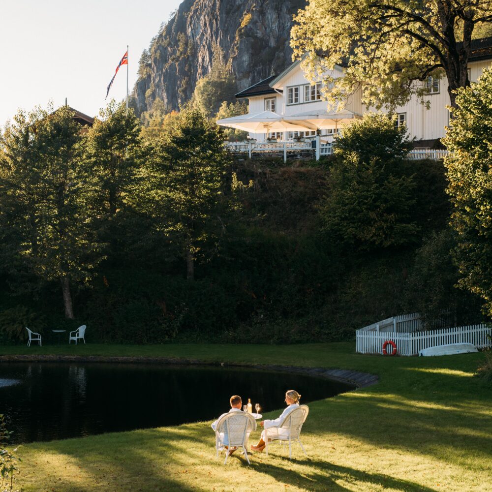 Nutheim Gjestgiveri par i hage nedenfor hotellet