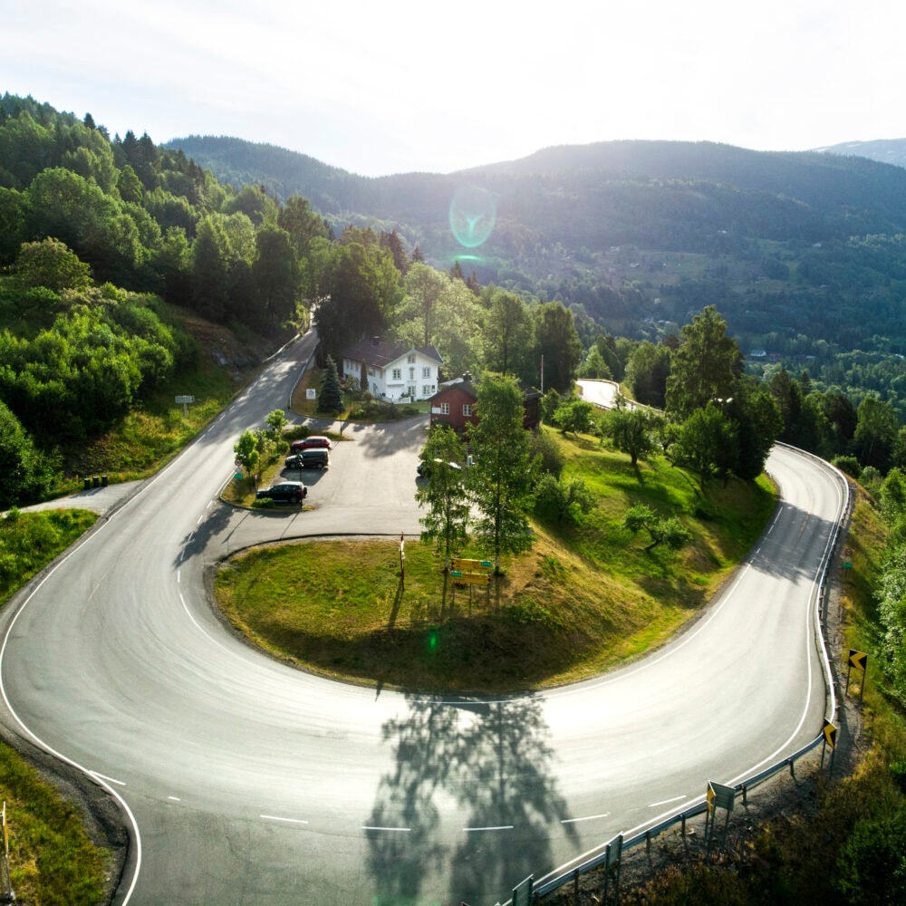 Nutheim Gjestgiveri dronevideo av hotellet i svingen