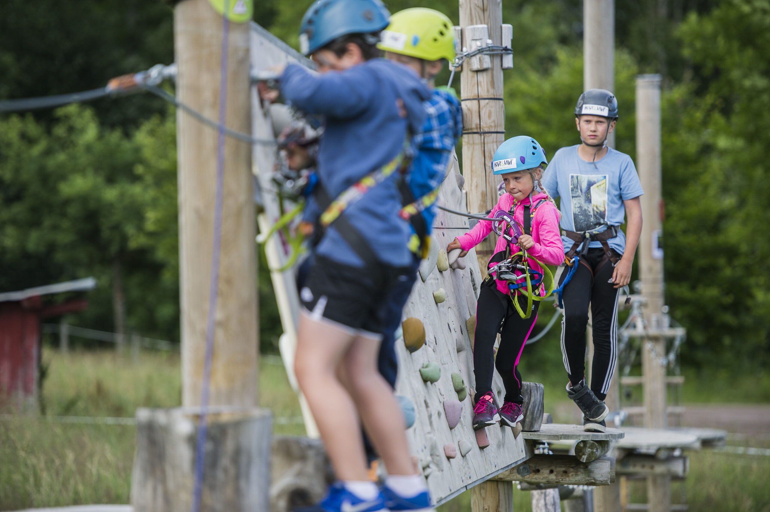 Høyt & Lavt Vestfold klatrepark i vestfold perfekt for barnefamilier og alle aldre partner av Tilbring med rabattkode
