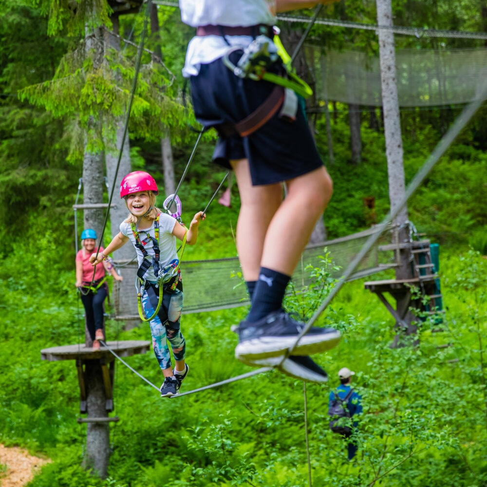 Høyt & Lavt Vestfold klatrepark i vestfold perfekt for barnefamilier og alle aldre partner av Tilbring med rabattkode