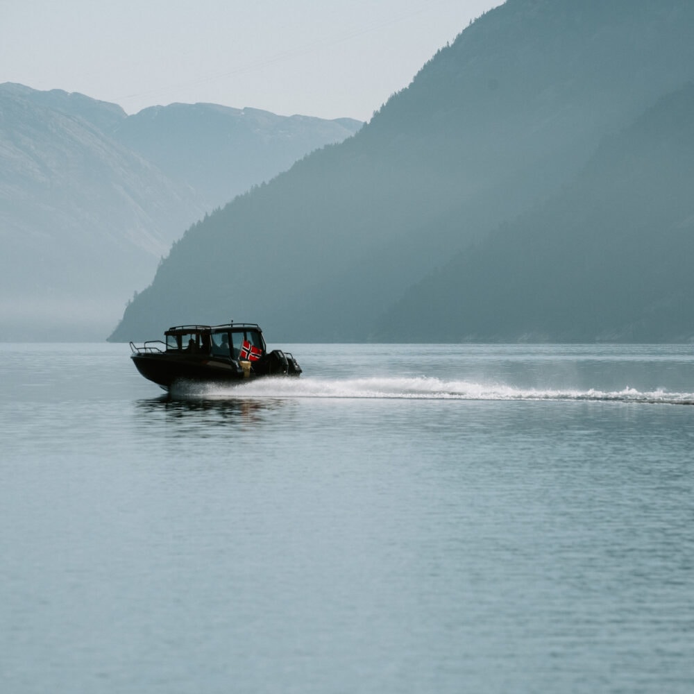 Ryfylke Adventures båten på fjorden i fart