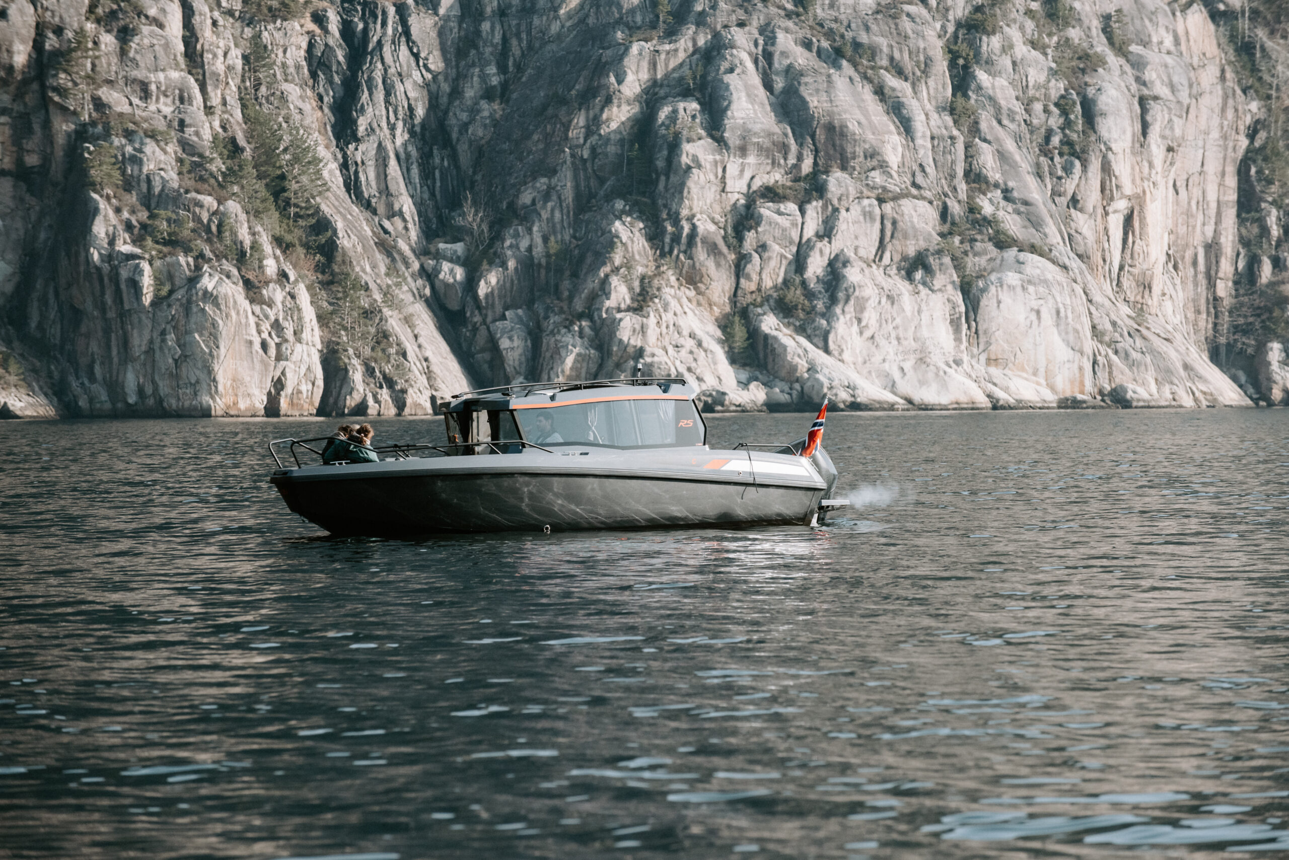 Ryfylke Adventures båten på fjorden