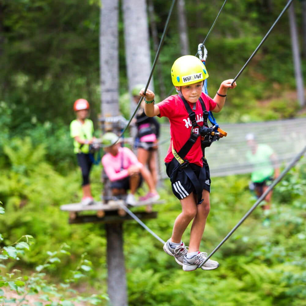 Høyt & Lavt Vestfold klatrepark i vestfold perfekt for barnefamilier og alle aldre partner av Tilbring med rabattkode