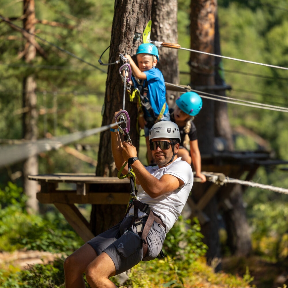 Høyt & Lavt klatrepark i Kristiansand partner av Tilbring familievennlige aktiviteter i Agder med rabattkode i Norges triveligste reiseportal