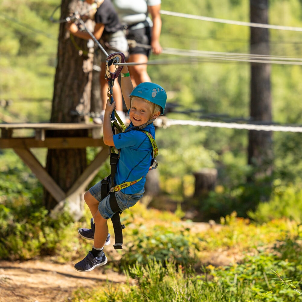 Høyt & Lavt klatrepark i Kristiansand partner av Tilbring familievennlige aktiviteter i Agder med rabattkode i Norges triveligste reiseportal