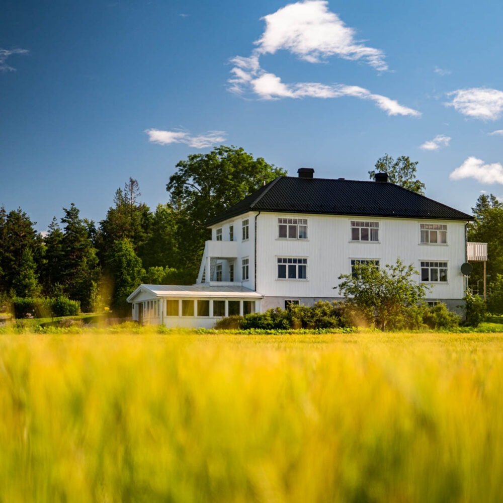 Tretopphytta til Vestre kjærnes gård partner av Tilbring med rabattkode i Østfold innspillingssted for Hver gang vi møtes på TV2