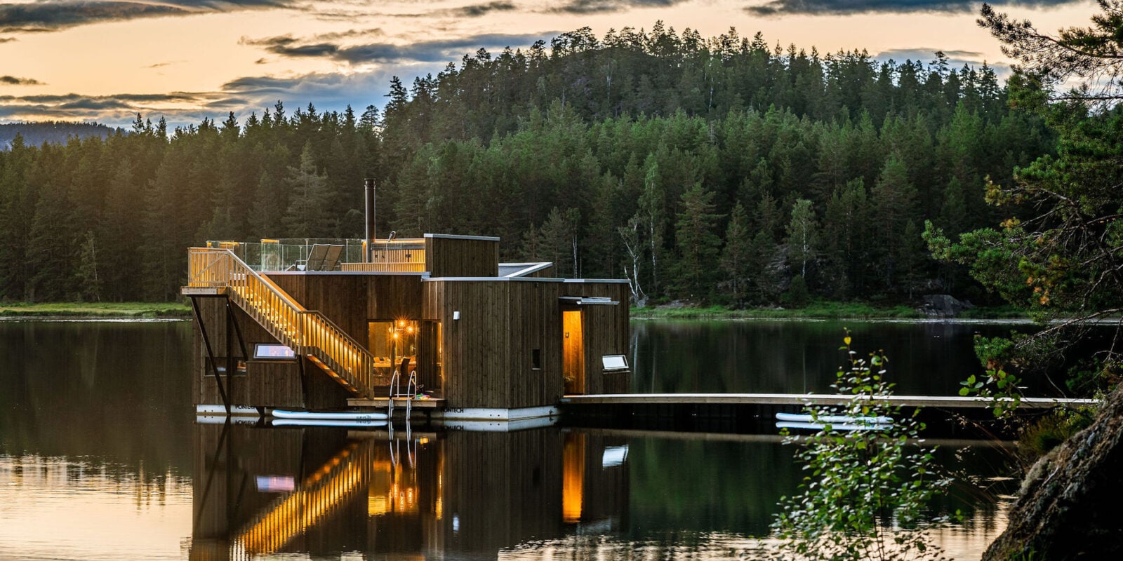 Vannspeilet som er en del av Trehyttene Gjerstad i Agder, partner av Tilbring