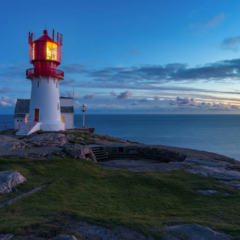 Fyret tent i skumringen – Lindesnes Fyr hos Tilbring i Agder.