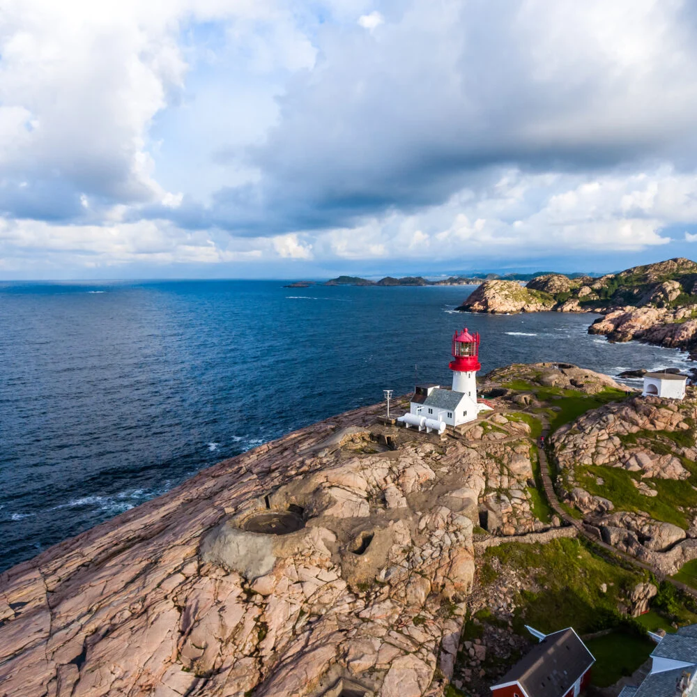 Neset og havet sett fra høyden ved fyret – Lindesnes Fyr hos Tilbring i Agder.