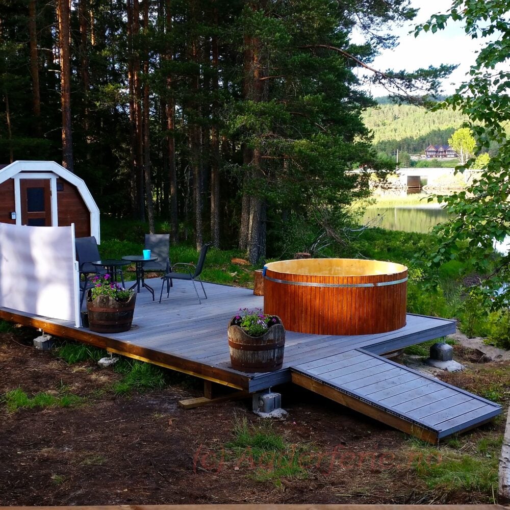 Tønnebadstue og badestamp på terrassen ved vannet i Evje – Agderferie hos Tilbring i Agder.