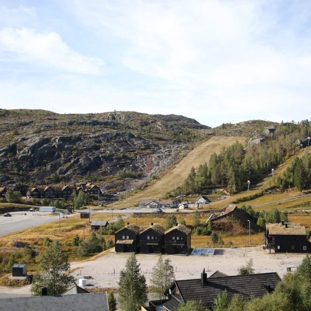 Hyttefeltet og alpinbakkene på Bortelid om høsten – Agderferie hos Tilbring i Agder.